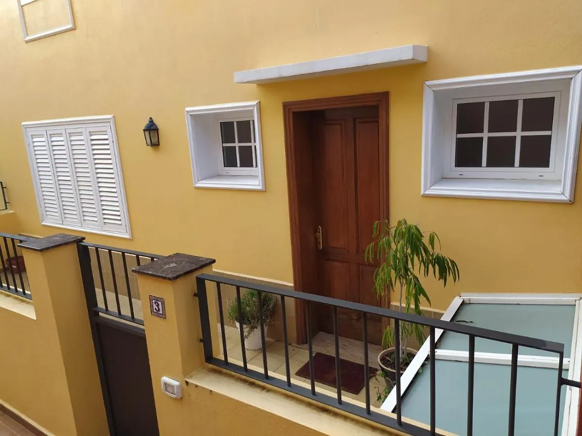 Cheerful 3 Bedroom Town House With GarageTegueste 0*, Tegueste スペイン